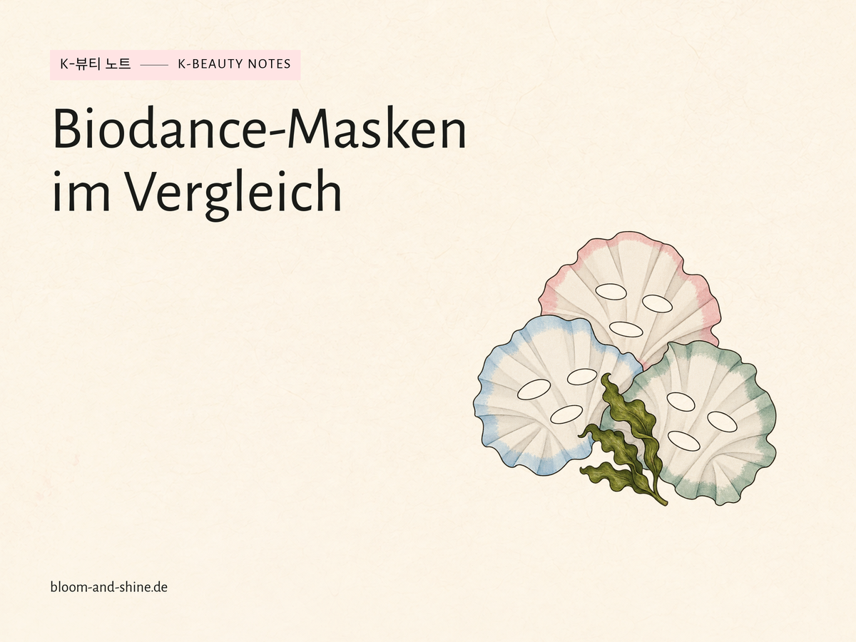 Illustration dreier stilisierter Gesichtsmasken mit rosa, hellblauen und grünen Akzenten neben einem Algenzweig.
