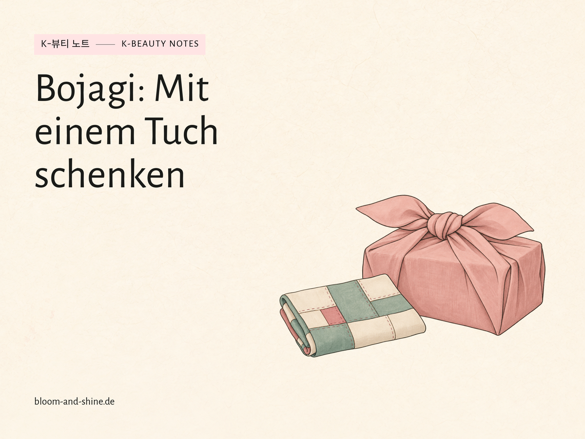 Illustration eines in ein roséfarbenes Bojagi-Tuch verpackten Geschenks neben einem gefalteten Jogakbo mit sichtbaren Nähten.