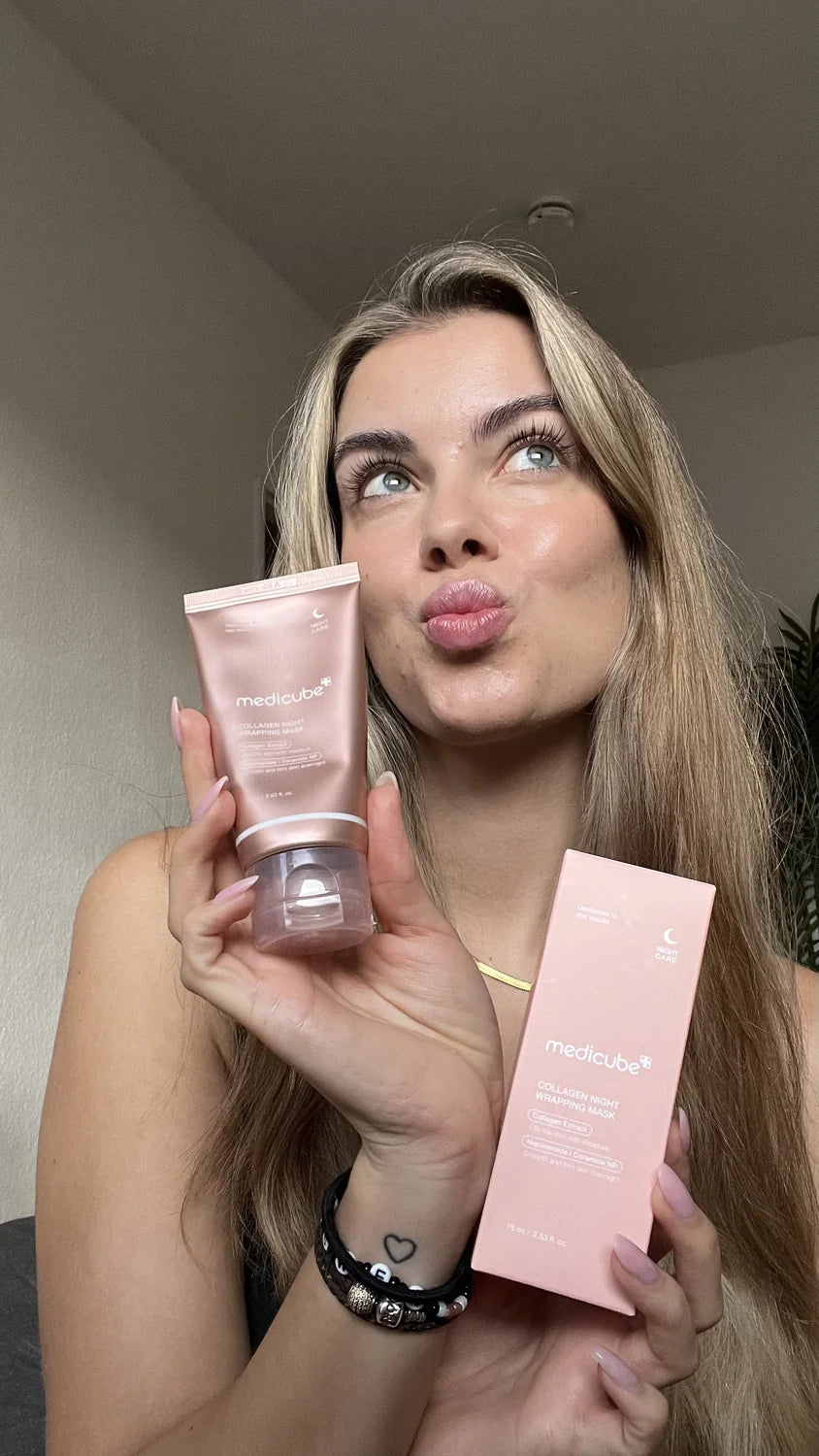 Lisa hält die pinke Medicube Collagen Night Wrapping Mask in der Hand.