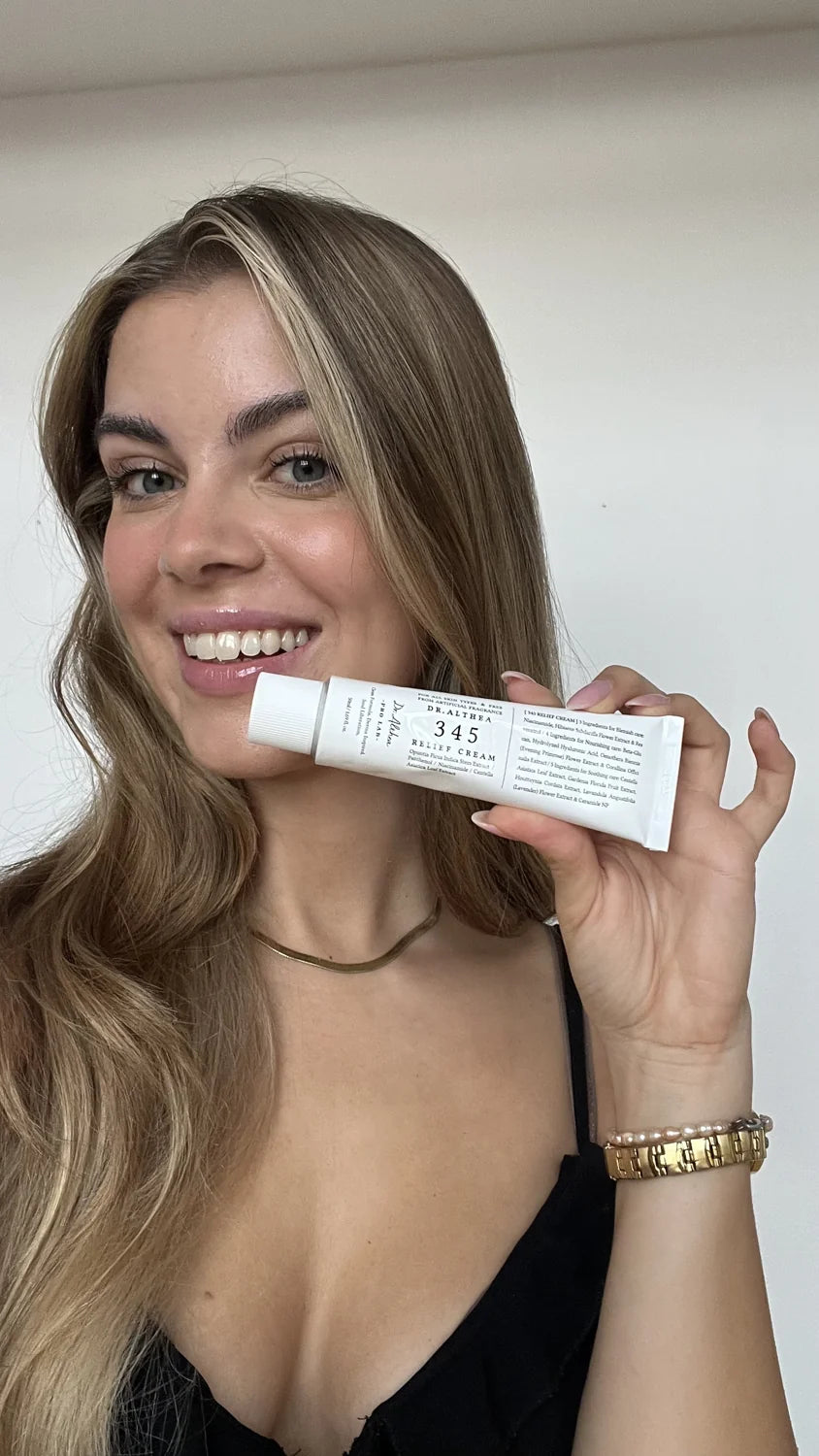 Lisa zeigt die weiße Tube der Dr. Althea 345 Relief Cream.