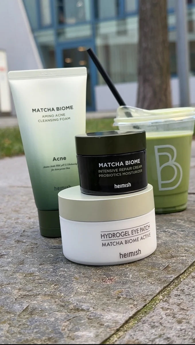 Heimish Matcha-Pflegeprodukte auf einem Tisch neben einem Matcha-Getränk.