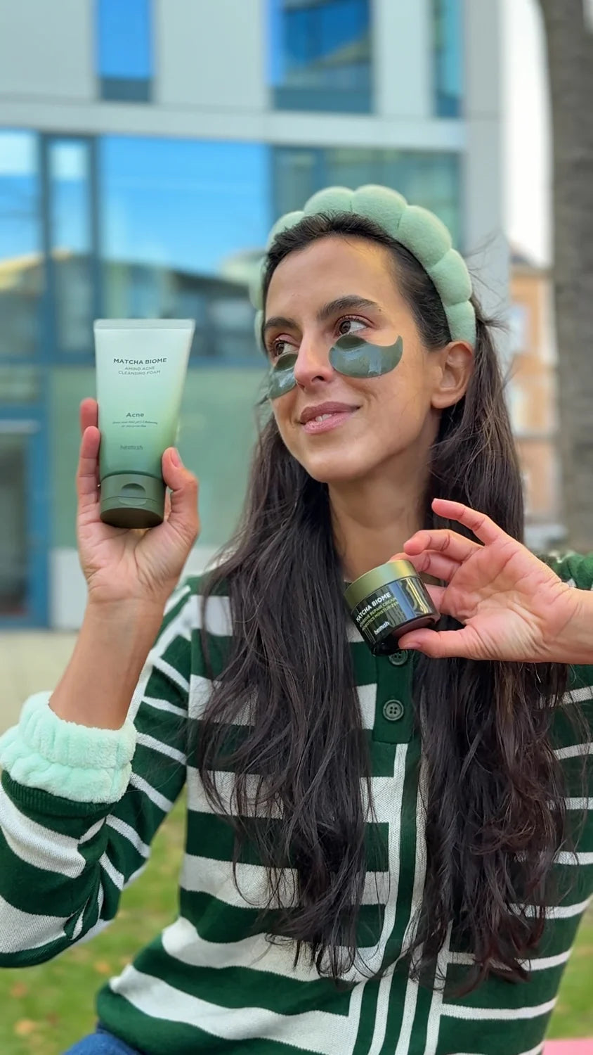 Sylvia zeigt Heimish Matcha-Reinigungsschaum neben ihrem Matcha-Getränk.