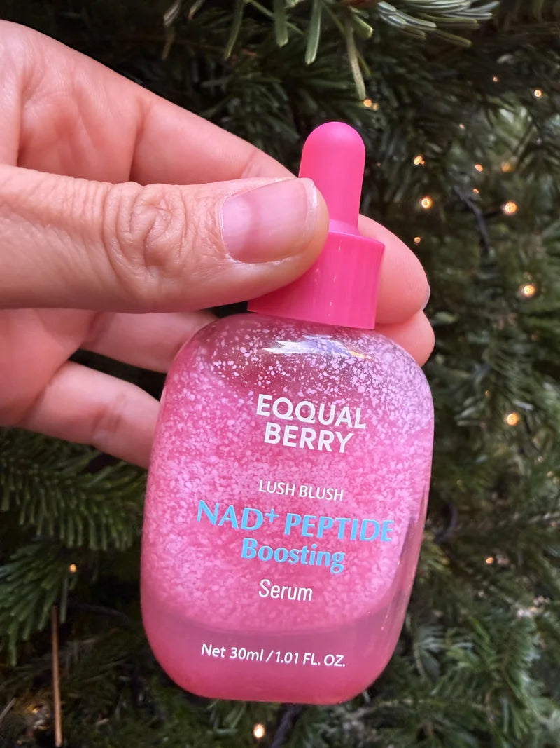 Sylvia hält das pinke EQQUALBERRY NAD+ Serum in der Hand.
